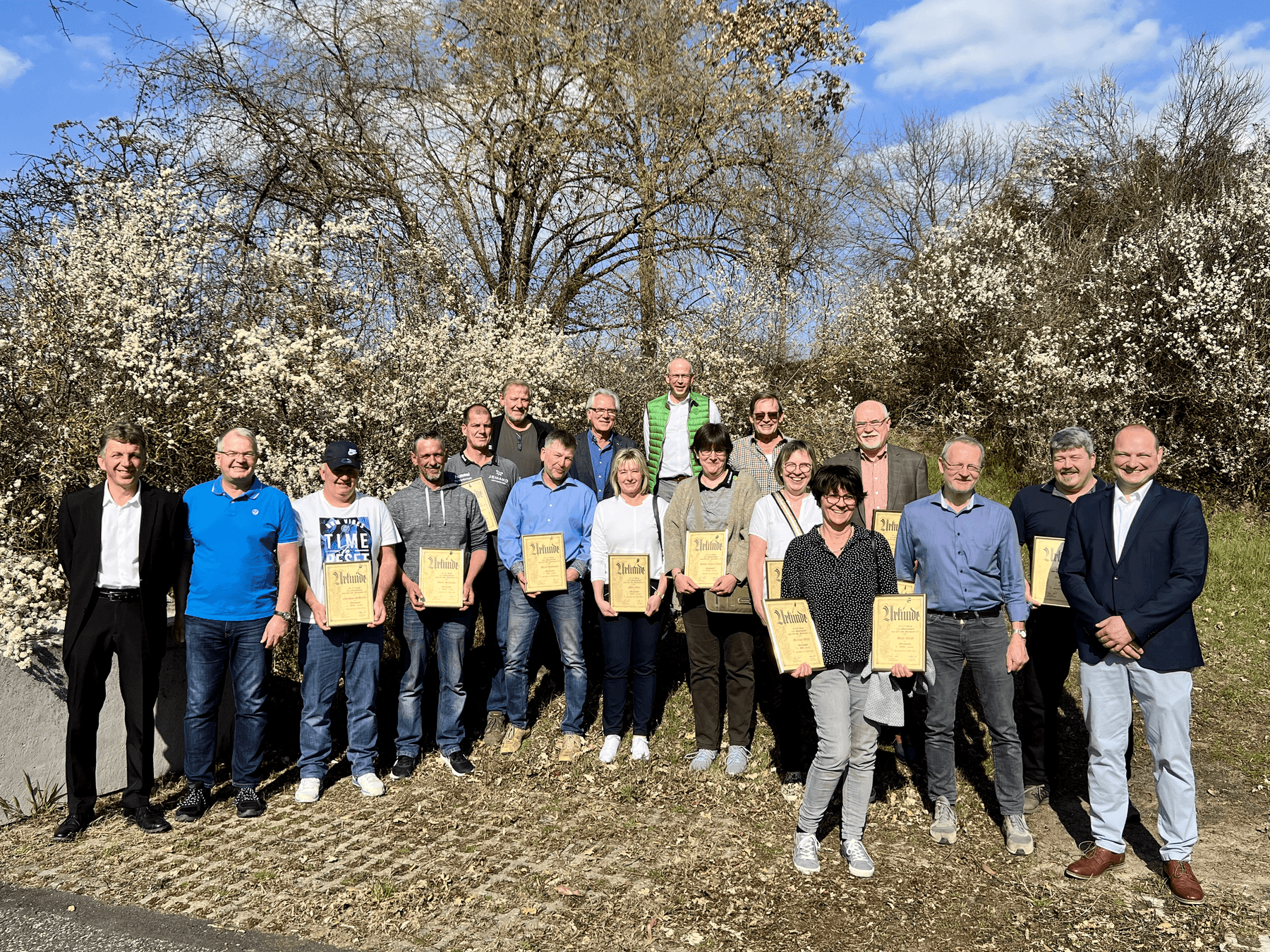 Von links nach rechts: 2. Vorsitzender Wolfgang Seitz, Bernhard Etzelmüller, Christian Schneider, Volker Schneider, Matthias Sponsel, Detlef Roth, Bernd Hoffmann, Erich Roth, Petra Seitz, Dieter Haag, Sabine Kwias-Lang, Peter Lackner, Gudrun Lang, Beate Wirth, Johann Burtz, Gerald Kistner, Dieter Reuthal, 1. Vorsitzender Sebastian Schneider